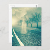 Dame op een verlaten weg briefkaart (Voorkant / Achterkant)