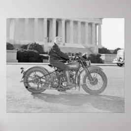 Dame op motorfiets, 1937. Oude foto Poster