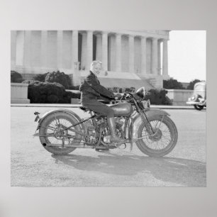 Dame op motorfiets, 1937. Oude foto Poster