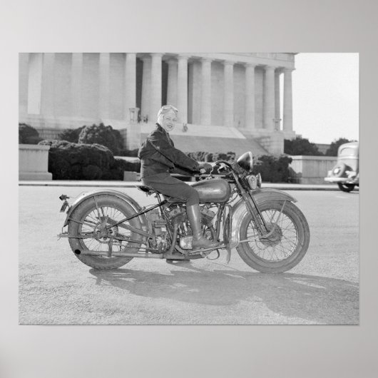 Dame op motorfiets, 1937. Oude foto Poster (Voorkant)