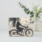 Dame op motorfiets  B&W foto Briefkaart (Staand voorkant)