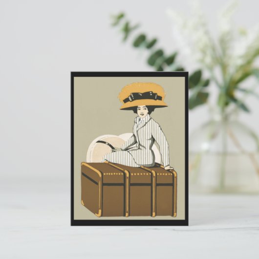  dame op reiskoffer briefkaart (Staand voorkant)