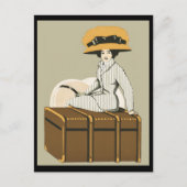  dame op reiskoffer briefkaart (Voorkant)