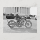 Dame Riding Motorcycle, 1937 Briefkaart (Voorkant)
