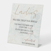 Dames help uzelf bruiloft badkamer baske reclamebord met voetstuk (Voorkant)