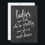 Dames in de badkamer Betaalbaar bord ter bruiloft Kaart<br><div class="desc">Een elegant rand trouwbord,  kenmerkt de tekst "de Dames u zo  ziet nu uit en dans"in een extraverte manuscriptdoopvont,  voegt de borsteltextuur een spontaan en playful gevoel toe. De achtergrondkleur kan aan uw behoeften en voorkeuren worden aangepast. Neem contact met mij op als u een speciaal verzoek hebt.</div>
