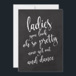 Dames in de badkamer Betaalbaar bord ter bruiloft Kaart<br><div class="desc">Een elegant rand trouwbord,  kenmerkt de tekst "de Dames u zo  ziet nu uit en dans"in een extraverte manuscriptdoopvont,  voegt de borsteltextuur een spontaan en playful gevoel toe. De achtergrondkleur kan aan uw behoeften en voorkeuren worden aangepast. Neem contact met mij op als u een speciaal verzoek hebt.</div>