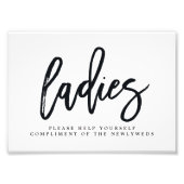 Dames in de badkamer voor bruiloft Kies uw grootte Foto Afdruk (Voorkant)