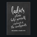 Dames in het Bathroom-mandje Betaalbaar bord Kaart<br><div class="desc">Een elegant snijrandtrouwbord,  kenmerkt de tekst "Dames gelieve te helpen gelieve zich aanvult van de newlyweds"in een uitgewalste manuscriptdoopvont,  voegt de borsteltextuur een spontaan en playful gevoel toe. De achtergrondkleur kan aan uw behoeften en voorkeuren worden aangepast. Neem contact met mij op als u een speciaal verzoek hebt.</div>
