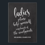 Dames in het Bathroom-mandje Betaalbaar bord Kaart<br><div class="desc">Een elegant snijrandtrouwbord,  kenmerkt de tekst "Dames gelieve te helpen gelieve zich aanvult van de newlyweds"in een uitgewalste manuscriptdoopvont,  voegt de borsteltextuur een spontaan en playful gevoel toe. De achtergrondkleur kan aan uw behoeften en voorkeuren worden aangepast. Neem contact met mij op als u een speciaal verzoek hebt.</div>