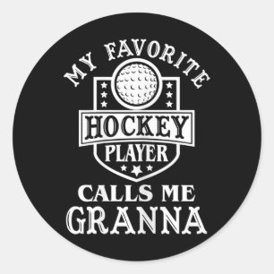 Dames Mijn favoriete hockeyspeler noemt me Granna Ronde Sticker