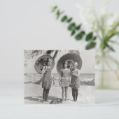 Dames op het strand, 1920 briefkaart (Staand voorkant)