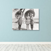 Dames op het strand, 1920 canvas afdruk (Insitu (Houten vloer))