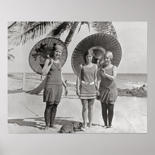 Dames op het strand, 1920. Oude foto Poster (Voorkant)