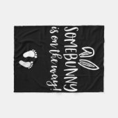 Dames Pasen Zwangerschapsaankondiging Shirt Somebu Fleece Deken (Voorkant (Horizontaal))