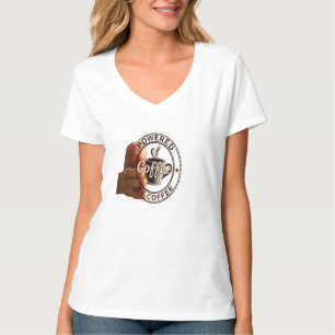 Dames V-hals T-shirt met 'Powered By Coffee'-grafi