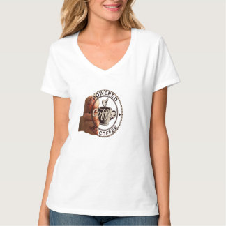 Dames V-hals T-shirt met 'Powered By Coffee'-grafi
