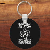 Dames Vertrouw Een Atoom Nooit Lustige Wetenschaps Sleutelhanger (Voorkant)