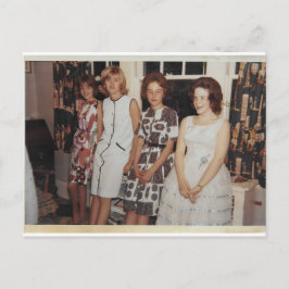 dames wachten op briefkaart