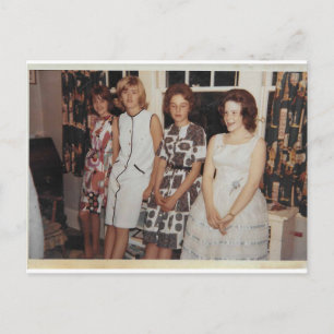 dames wachten op briefkaart