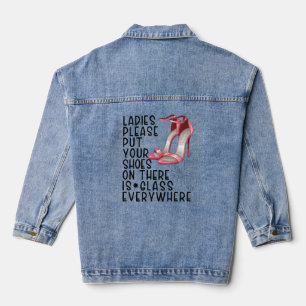 Dames, zet alsjeblieft je schoenen aan, er is een  denim jacket