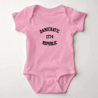 Damicratische baby-shirt romper