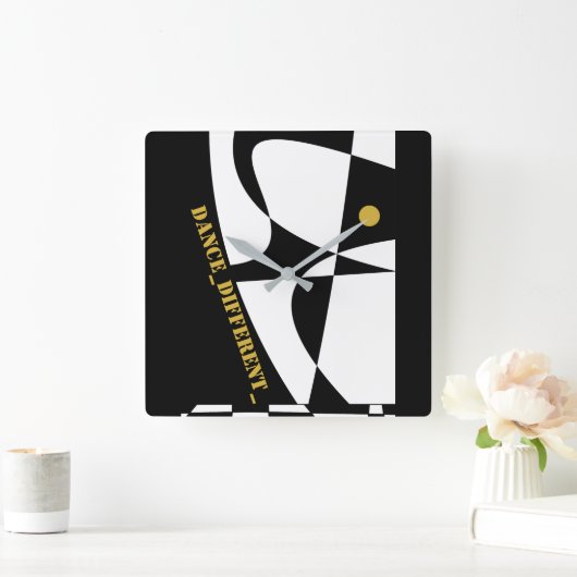 DANCE_DIFFERENT_ VIERKANTE KLOK (Huis)