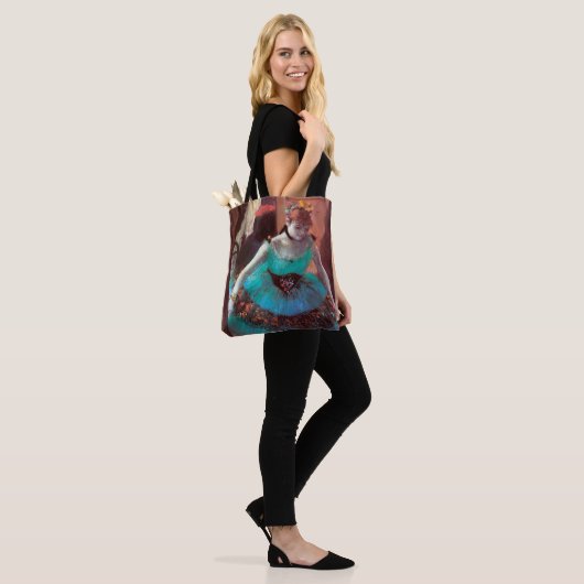 Dancer die haar kleedkamer verlaten door Degas Tote Bag (Op model)