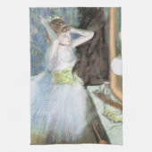 Dancer in haar kleedkamer door Edgar Degas Theedoek (Verticaal)