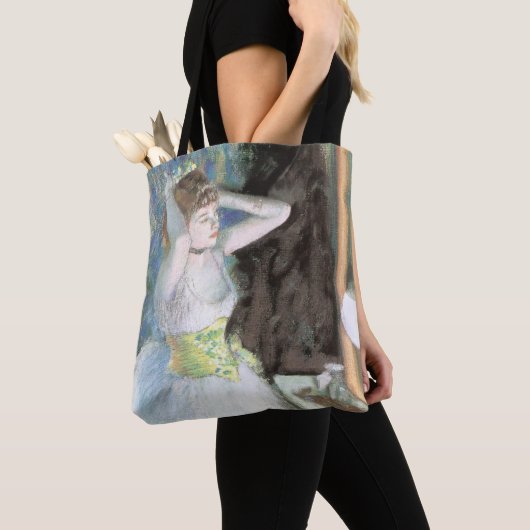 Dancer in haar kleedkamer door Edgar Degas Tote Bag (Dichtbij)