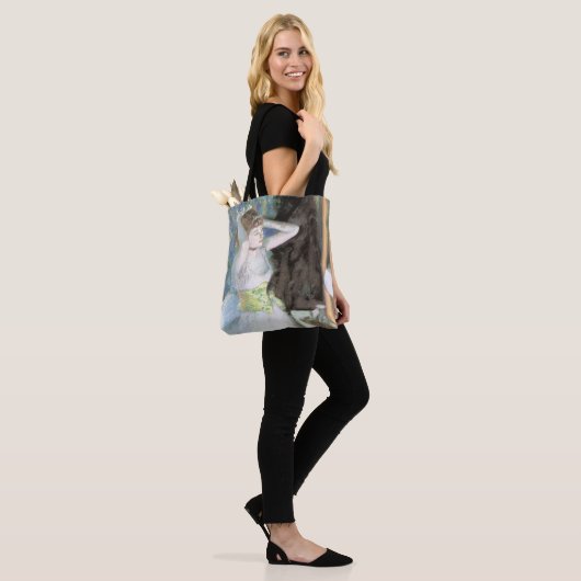 Dancer in haar kleedkamer door Edgar Degas Tote Bag (Op model)
