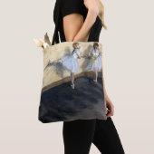 Dancers die aan de Barre, Edgar Degas oefenen Tote Bag (Dichtbij)