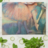 Dancers in een landschap van Edgar Degas Theedoek (Gevouwen)