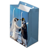 Dancing Bride and Groom Penguins Medium Cadeauzakje (Voorkant Gekanteld)
