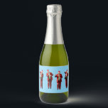 Dancing Donald Trump Christmas MAGA Sparkling Wijnetiket<br><div class="desc">Vier het vakantieseizoen met ons Trump Christmas-shirt, een perfecte manier om uw steun voor Donald Trump en de waarden die resoneren met conservatieven en Republikeinen te laten zien. Dit feestelijke ontwerp belichaamt de geest van een overwinning van Trump en herinnert ons aan de belofte om "Amerika weer groot te maken"....</div>