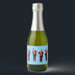 Dancing Donald Trump Christmas MAGA Sparkling Wijnetiket<br><div class="desc">Vier het vakantieseizoen met ons Trump Christmas-shirt, een perfecte manier om uw steun voor Donald Trump en de waarden die resoneren met conservatieven en Republikeinen te laten zien. Dit feestelijke ontwerp belichaamt de geest van een overwinning van Trump en herinnert ons aan de belofte om "Amerika weer groot te maken"....</div>