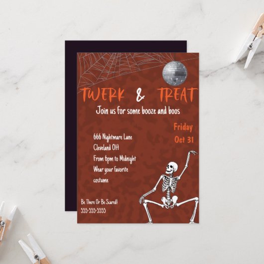 Dancing Skeleton Adult Halloween Party Kaart (Voorkant / Achterkant in situ)