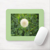 Dandelion Nestled in Green Clover Muismat (Met muis)