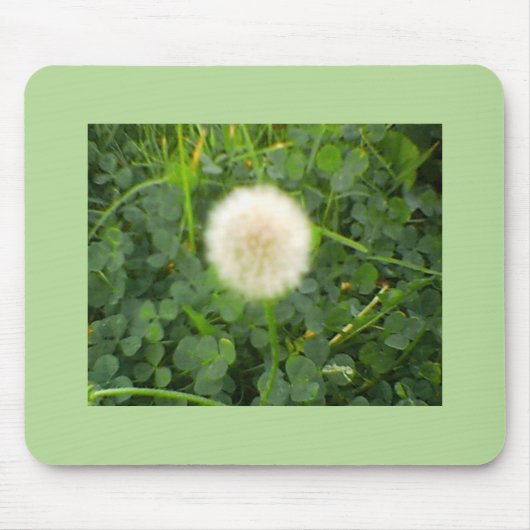 Dandelion Nestled in Green Clover Muismat (Voorkant)
