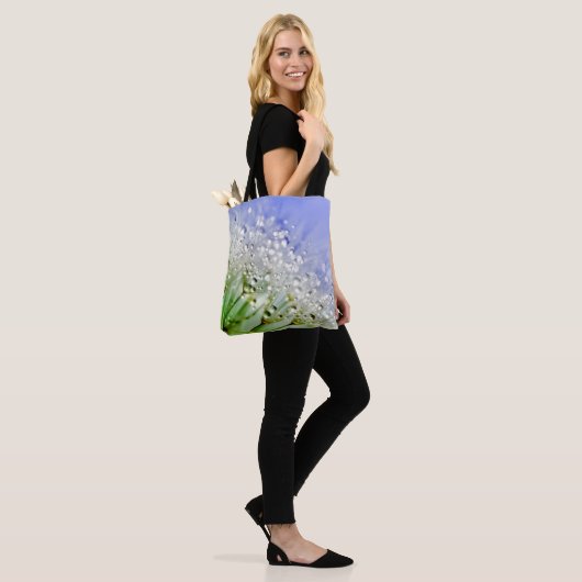Dandelion Seeds met dew Droplets Tote Bag (Op model)