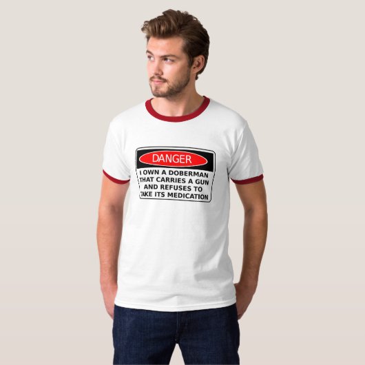 Danger Doberman Pistool Funny Shirt Humor (Voorkant volledig)