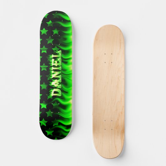 Daniel skateboard groen vuur en vlammenontwerp. (Voorkant)