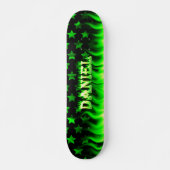 Daniel skateboard groen vuur en vlammenontwerp. (Voorkant)