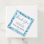 Dank je, kleine jongen die Blauwe poka Dots toont Bedankjes Labels (In situ)