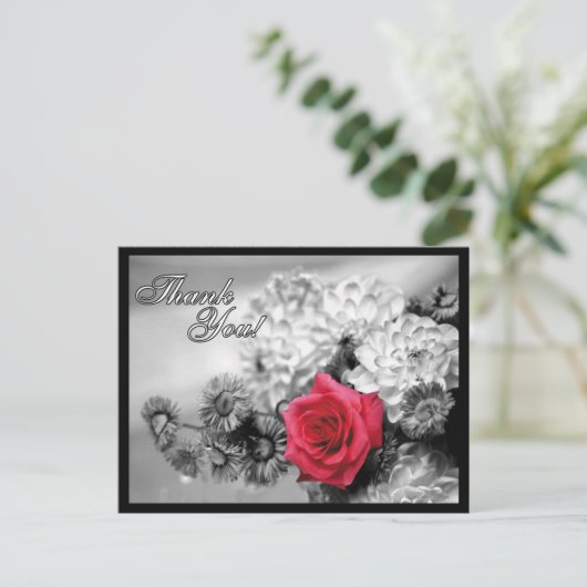 Dank je! Rode roos met zwarte / witte achtergrond Briefkaart (Staand voorkant)