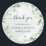 Dank je wel de groene olievloeistof Rustic Wedding Ronde Sticker<br><div class="desc">Dank u Sage Green Foliage Rustieke bruiloft gunst Sticker. Deze bruiloft dank u sticker beschikt over waterverf groen gebladerte met kleine witte bloemen & rozen creëren elegante look voor uw trouwdag. Het is perfect voor tuin, lente, zomer, rustieke, wijze groene thema bruiloften. U kunt de hele Sjabloon bewerken/personaliseren. Als u...</div>