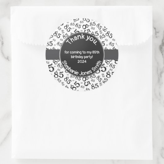 Dank u: 85 Verjaardag Zwart/Wit Getal Patroon Ronde Sticker (Tas)