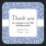Dank u: Blauw/wit 70th Birthday Number Pattern Vierkante Sticker<br><div class="desc">"Bedankt dat je naar mijn 70ste verjaardag bent gekomen." Er zijn tekstsjablonen zodat kunt u om het even welke tekst gemakkelijk personaliseren. Dit ontwerp is een blauw en wit willekeurig aantalpatroon met mijlpaal nummer 70 die in gevarieerde grootte en hoeken in een over-uitdruk wordt herhaald. Er is een witte band...</div>