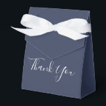 Dank U Favor Doos Bedankdoosjes<br><div class="desc">Deze eenvoudige maar elegante favor doos heeft een donkerblauwe achtergrond in combinatie met een fantasierijk schrifttype. Personaliseer dit ontwerp met uw eigen tekst indien gewenst. Pas dit ontwerp verder aan door de "verder aanpassen" link onder het personaliseer deze sjabloon gedeelte te selecteren.</div>