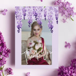 Dank u Waterverf Wisteria Foto Bat Mitzvah Bedankkaart<br><div class="desc">Dank U Waterverf Wisteria Photo Bat Mitzvah Thank You Cards beschikt over elegante waterverf wisteria bloemen in zacht lavendel en paarse met groene bladeren op een lila achtergrond met uw favoriete foto en "Thank You" overlay. Op de achterkant in elegant wit kalligrafie script op een paarse achtergrond is de tekst...</div>